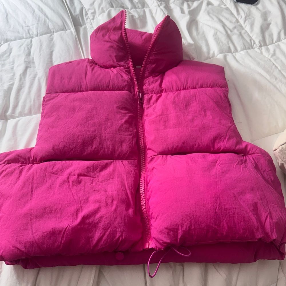 Fuchsia puffer vest with pockets zip closure size medium- excellent condition